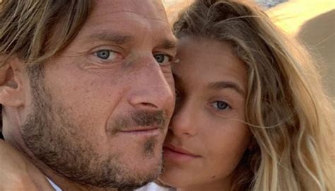 Chanel Totti e la foto su Gente, la direttrice Mosca: «Amareggiata 